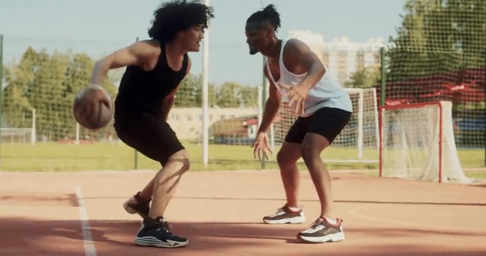 Deux joueurs de basket, extrait de publicité